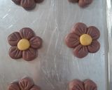 Foto langkah ke 5 dari resep Flower Cookies.