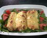 Foto del paso 5 de la receta: Chorizo alemán relleno envuelto con panceta y pan lactal, aplanado con palote