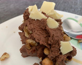 Foto del paso 4 de la receta: Mousse de chocolate con crujiente de frutos secos y chocolate blanco