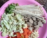 Foto langkah ke 2 dari resep 64. Sop enoki kembang kol bakso.