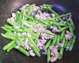 รูปขั้นตอนการทำที่ 1 ของ ถั่วแขก หมูสับ ใส่น้ำมันพริกจีน
