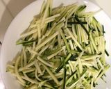 雞絞肉櫛瓜麵（佐義大利麵醬）的食譜步驟1照片