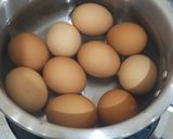 Foto langkah ke 3 dari resep Telur rebus mulus.
