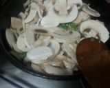 Foto del paso 2 de la receta: Lubina al horno rellena de champiñones en su salsa