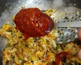 A picture of step 3 of Leftover rice/ shazwan frid rice.