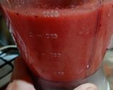 Foto del paso 2 de la receta: Licuado de cerezas, frutillas, banana y damasco