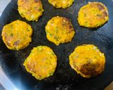 A picture of step 3 of Yam & Methi tikkis (yam and fenugreek greens patties).
