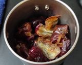A picture of step 1 of Dates Halwa.