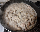 Foto del paso 3 de la receta: Hamburguesas guisadas en salsa de champiñones