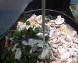 Foto del paso 4 de la receta: Pollo con crema de verdeo y champiñones!