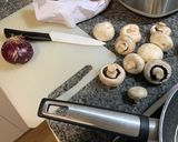 Foto del paso 1 de la receta Bocata de lomo adobado con champiñón y cebolla