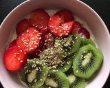 Foto del paso 2 de la receta: Bowl de desayuno con fresas y kiwi 🍓