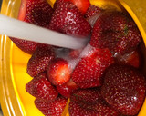 Foto del paso 1 de la receta: Batido de fresas y yogurt con pan de Dios