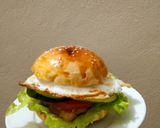 Hình bước làm 6 của món Tự làm bánh Hamburger gà chiên xù + trứng ốp la