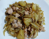 Foto del paso 3 de la receta: Salteado de repollo con carne de pollo