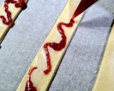Foto del paso 2 de la receta: Barritas de hojaldre glaseadas con mermelada de frambuesa