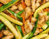 Foto del paso 4 de la receta: Salteado de pollo y verduras al wok 🍗🧅🥕🧄