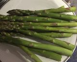 Foto del paso 1 de la receta: Merluza al horno con espárragos trigueros y patatas