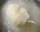 A picture of step 3 of Crispy fried prawns wrapped with rice vermicelli.