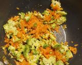 A picture of step 4 of Chicken veggies macronies.