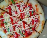 Foto langkah ke 6 dari resep Pizza Teflon dengan pinggiran sosis.
