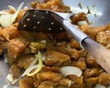 Foto langkah ke 3 dari resep Gai Pad Pongali (Ayam Tumis Bubuk Kari) Khas Thailand.