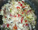 A picture of step 4 of Cabbage incorporated fried egg.