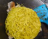 Foto langkah ke 5 dari resep Mie Kuning Basah Goreng.