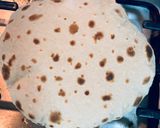 A picture of step 3 of Phulka. Phulli hui chappati.