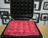 Foto langkah ke 3 dari resep Waffle Buah Naga.