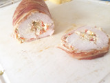 Medallones de pavo envueltas en tocino relleno de crema de queso