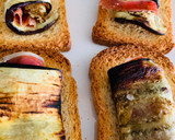 Foto del paso 2 de la receta: Berenjena con jamón sobre tosta con queso de cabra