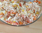 Foto del paso 3 de la receta: Ensalada de arroz acompañado de merluza al horno