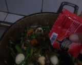Foto langkah ke 6 dari resep Tumis kerang telur puyuh bunga bawang.