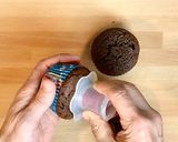 Foto del passaggio 6 della ricetta Cupcake Unicorno al Cioccolato ripieni di Nutella  e decorati con Crema al Burro Meringata