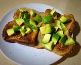 Foto del paso 2 de la receta Tostadas de pan con semillas de sésamo y lino, aguacate, tomates y pavo