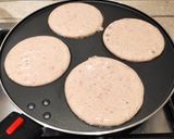 Foto del passaggio 4 della ricetta Pancakes ai lamponi