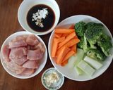 Hình bước làm 1 của món Ức gà xào bông cải kiểu Nhật