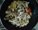 Foto langkah ke 4 dari resep Oseng Tahu Jamur Pedas.