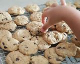 Foto langkah ke 8 dari resep Chewy Chocolate Chips Cookies serta tips pembuatannya.