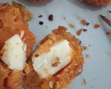 Foto langkah ke 5 dari resep Bola Ubi isi Keju.