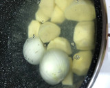 Foto del paso 2 de la receta: Brócoli con patatas y cebolla hervido y aliñado con Vidalim