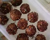 Foto langkah ke 4 dari resep Bola biskuit cokelat kurma.