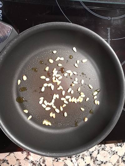 Tortilla de espinacas, piñones y rulo de cabra
