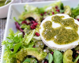 Foto del paso 5 de la receta: Ensalada de brotes, aguacate, granada y queso de cabra con pesto de hierbabuena y cacahuete
