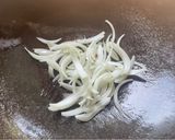 รูปขั้นตอนการทำที่ 2 ของ ข้าวหน้าหมูสามชั้นสไลด์ผัดซอสหมาล่า
