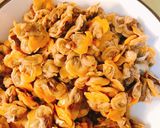 Hình bước làm 3 của món Sò lông xào tiêu xanh.