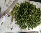 Foto langkah ke 2 dari resep Krengsengan cecek kacang panjang.