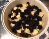 Une image de l'étape 4 de Compote de pommes aux deux prunes et mûres.