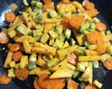 Foto del paso 2 de la receta: Verduras salteadas con pollo al limón, apto para bebés